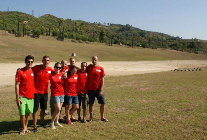 v.l.n.r.Die Exkursionsteilnehmer der TU Kaiserslautern vor dem antiken Olympiastadion. Felix Senn, Robert Schumacher, Jasmin Boes, Dirk Jung, Anna Thomas, Janosch Knauth, Eric Harth und Michael Wachter